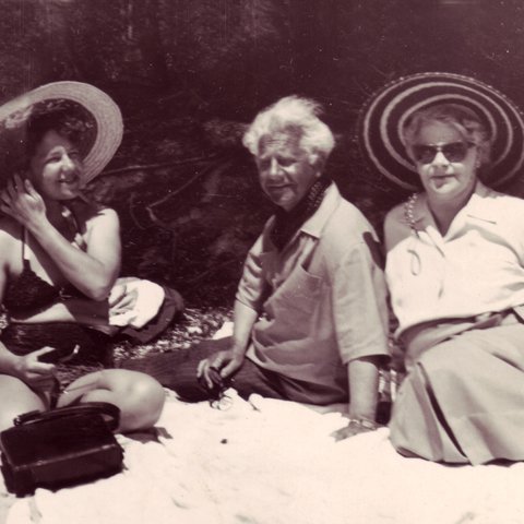 Ólafur fór aldrei svo út á meðal fólks að hann væri ekki vel klæddur og af þeim virðuleika sem stöðu hans sæmdi.  Jafnvel á sólarströnd. Mynd: Ólafur og Ingibjörg Thors í sumarfríi á Spáni 1953 ásamt Mörtu dóttur sinni.