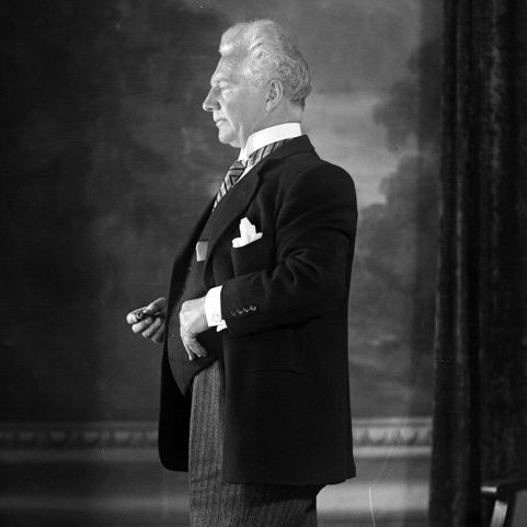 Fatastíll Ólafs mótaðist í upphafi stjórnmálaferilsins og tók litlum breytingum eftir það. Hnarreist yfirbragðið, hvítur hármakkinn og fastheldnin í klæðaburði skópu honum ímynd svo sterka að skopmyndir af honum nánast teiknuðu sig sjálfar.