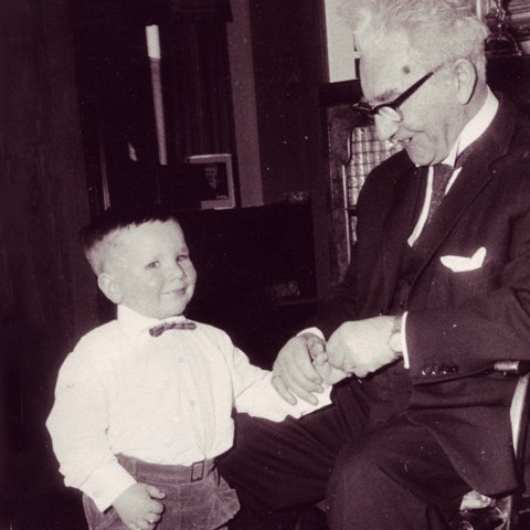 Þótt líf Ólafs væri mjög erilsamt fram á síðustu stund, var hann náinn vinur barna sinna og nýtti vel þann tíma sem gafst til að ræða við þau - eða skrifast á við þau sem erlendis voru. Barnabörnin eiga góðar minningar um afa sem var þeim einstaklega hlýr, með sterka rödd og dimman hlátur. Honum fylgdi góð vindlalykt og vingjarnleg stríðni, og stundum tíkall ef eftir því var sótt. Mynd:  Ólafur með dóttursyni sínum og nafna Ólafi Tryggvasyni Thors. Sjálfur notaði Ólafur ekki Tryggvasonar nafnið eftir að hann varð fullorðinn, þótt honum þætti vænt um það.