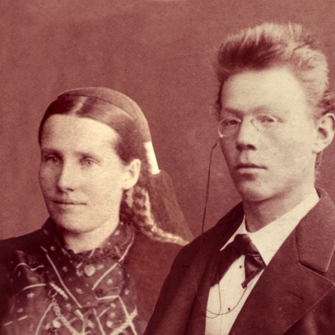 Thor Jensen faðir Ólafs var danskur, fæddurí Kaupmannahöfn 1863. Hann  gekk í skóla fyrir fátæk og munaðarlaus börn þar til hann var fimmtán ára, en þá var honum komið á námssamning hjá dönskum kaupmanni á Borðeyri við Hrútafjörð. Þar kynntist hann ástinni í lífi sínu, Margréti Þorbjörgu Kristjánsdóttur, sem var fátæk bóndadóttir frá Snæfellsnesi.  Thor var 22 ára og Margrét Þorbjörg 18 ára þegar þau giftust.