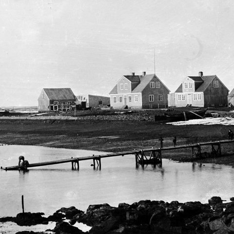 Eftir átta ár í Borgarnesi, þar sem Thor hafði gengið allt í haginn, lét hann til skarar skríða og stofnaði sitt eigið fyrirtæki. Þau Margrét Þorbjörg fluttust til Akraness sem var snöggtum öflugri verslunarstaður en Borgarnes. Ólafur litli Tryggvason Jensen var þá 2 ára gamall.