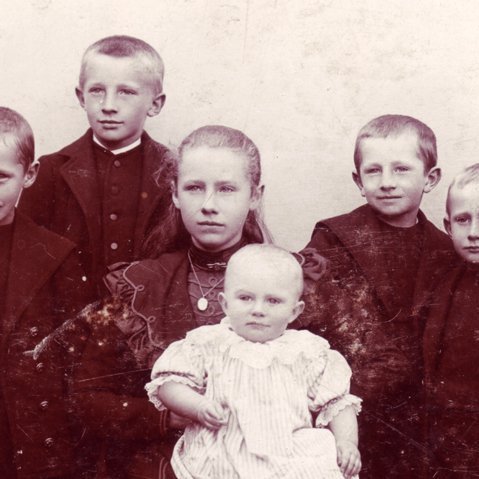 Tvö börn bættust í hópinn á Akranessárunum. Thor naut velgengni á þessum árum en þurfti líka að þola erfið áföll. Árið 1899 var verslun hans lýst gjaldþrota. Mynd: Börn Thors og Margrétar Þorbjargar: Camilla situr undir yngsta barninu, Kristínu. Drengirnir eru (frá vinstri): Kjartan, Richard, Ólafur og Haukur.