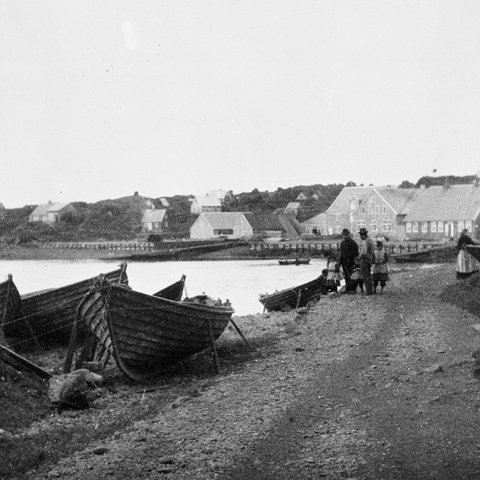 Eftir gjaldþrotið fluttist fjölskyldan til Hafnarfjarðar og bjó þar við kröpp kjör. Verkefni Thors voru stopul og til að draga björg í bú reru þeir feðgar til fiskjar.