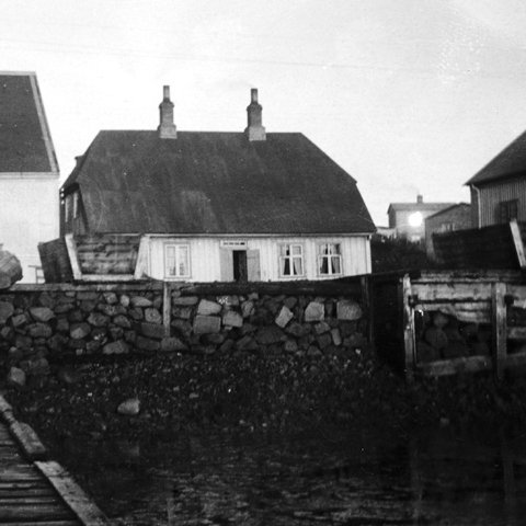 Þegar Ólafur Thors var kominn á miðjan aldur lýsti hann Hafnarfjarðarárunum í grein sem hann ritaði um móður sína: „ Mamma var stundum fátæk, stundum rík að veraldlegum fjármunum, en hún var alltaf eins. Í Borgarnesi vorum við vel stæð eftir því sem þá tíðkaðist. Á Akranesi tapaði faðir minn öllu sínu og varð gjaldþrota. Mamma hafði þá sjö börn á örmunum. Samt tók hún fjóra skólapilta á heimilið og seldi þeim fæði og húsnæði. Við þurftum víst peninganna með“. Mynd: Sívertsenshús, þar sem Thor Jensen bjó ásamt fjölskyldu sinni, er elsta húsið í Hafnarfirði og tilheyrir nú Byggðasafninu. Það var upphaflegareist í Danmörku en síðan rifið og flutt til Hafnarfjarðar þar sem því var komið upp á árunum 1803-05.
