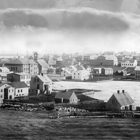 Ekki liðu nema tvö ár þar til Thor tókst að koma undir sig fótunum á ný og stofna verslun í Reykjavík. Bakhjarlar hans voru fjársterkir menn, sem þekktu hann að því að vera áreiðanlegan og ósérhlífinn og höfðu trú á honum þrátt fyrir hrakfarirnar á Akranesi. En vegna gjaldþrotsins rak Thor nýja fyrirtækið á nafni Margrétar Þorbjargar konu sinnar.