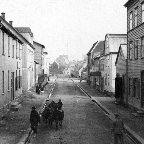 Verslun sína nefndi Thor „Godthaab“ og tók hún til starfa í húsinu að Austurstræti 1. Margrét Þorbjörg og börnin fluttust frá Hafnarfirði og bjuggu um sig á lítilli íbúð á loftinu yfir vörulager verslunarinnar. Mynd: Verslun Thors Jensens byrjaði  í húsinu til vinstri á myndinni. Stóra húsið beint á móti og til hægri á myndinni var Hótel Ísland. Ingólfstorg liggur nú þvert yfir þessar tvær lóðir.