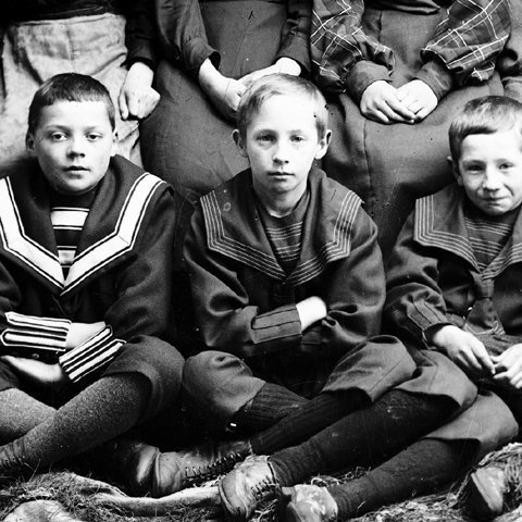 Ólafur og systkini hans innrituðust í Barnaskóla Reykjavíkur, sem var eini barnaskólinn í þessum 7000 manna bæ. Allir krakkarnir þekktust og oft entust þessi bernskukynni ævilangt. Mynd: Úr bekkjarMynd:  frá v. Héðinn Valdimarsson og bræðurinn Kjartan og Ólafur Jensen.  Héðinn varð síðar forystumaður í Alþýðuflokknum og lentu þeir Ólafur í margri rimmunni síðar á ævinni.