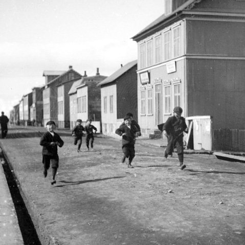 Koma Jensens barnanna varð mjög minnisstæð einum nágranna þeirra, sem þá var á unglingsaldri: „Það var þó einkanlega einn þeirra bræðra, Ólafur, sem frá fyrstu kynnum vakti sérstaka athygli mína. Framkoma hans við félaga sína í leik var einstök. Hann var hugaður sem ljón og sterkur vel, virtist aldrei skeyta um aldurs- eða aflsmun.....“ Mynd: Drengir á Laugaveginum um 1905.