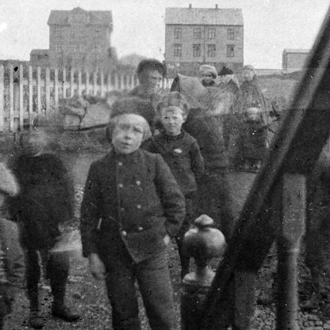 „Þótt hann virtist ofsareiður og neytti allrar orku til að sigra andstæðing sinn, var eins og öll reiði væri rokin út í veður og vind, þegar staðið var upp frá áflogunum eða glímunni, og það jafnt hvort sem hann hafði sigrað eða orðið undir í viðureigninni, en slíkt kom ósjaldan fyrir, því oft var hann að mun yngri en mótstöðumaðurinn.“