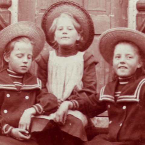 Ein skólasystra Ólafs í barnaskóla, dóttir skrifstofustjórans í Stjórnarráðinu, lýsti því löngu síðar hvernig aðkomupiltur þessi kom sjö ára reykjvíkurmey fyrir sjónir: „Hann var á sauðskinnsskóm, grindhoraður og höfuðstór og með sixpensara“. Mynd: Ingibjörg Indriðadóttir (í miðið) ásamt vinkonum sínum um 1903.