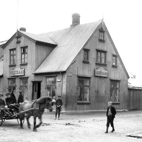 Godthaab, verslun Thors Jensens, gekk vonum framar. Innan fárra mánaða var hann búinn að finna henni betra húsnæði á horninu á Austurstræti og Pósthússtræti. Fjölskyldan fluttist upp á loftið yfir versluninni, þar sem rýmra var um hópinn. Mynd: Godthaab – verslunin á horninu. Reykjavíkurapótek reis síðar á þessari lóð.