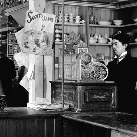 Í upphafi hafði Thor einkum verslað með veiðarfæri og byggingarefni, en hann færði fljótt út kvíarnar og jók vöruúrvalið, bætti við matvöru, búsáhöldum og vefnaðarvöru. Brátt varð ljóst að hann yrði að leggja báðar hæðirnar undir verslunina.