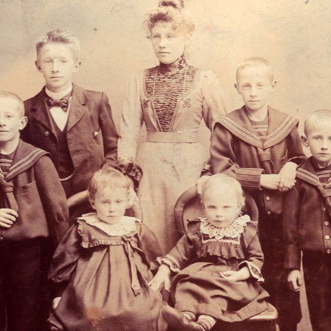 Hinni sístækkandi fjölskyldu sinni fann Thor íbúðarhús við Pósthússtrætið, steinsnar frá versluninni. Mynd: Standandi frá vinstri: Ólafur, Richard, Camilla, Kjartan og Haukur.  Sitjandi eru Kristín og Kristjana.