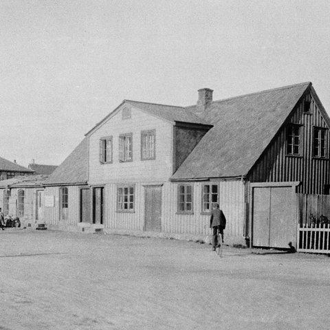 Thor var með skrifstofu sína á jarðhæð hússins og þar voru líka stofur fjölskyldunnar og eldhús. Á efri hæð voru fjögur svefnherbergi. Áttunda barnið var nýfætt, þegar fjölskyldan flutti inn í húsið svo að það var þröng á þingi uppi á loftinu, margir í hverju svefnherbergi og tveir í hverju rúmi.  Mynd: Hús Jensens hjónanna gekk undir nafninu Gamla pósthúsið og stóð þar sem Hótel Borg er nú. Það hefur tvívegis verið flutt og stendur nú í Laugarásnum.