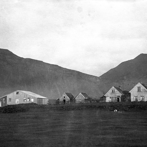 Á þessum tíma var alsiða að senda  kaupstaðarbörn í sveit á sumrin. Ólafur lýsti fyrstu vist sinni meðal vandalausra í bréfi til Mörtu dóttur sinnar áratugum síðar: „Ég veit ekki hvort ég hef sagt þér hve mikill ræfill ég var í æsku, og reyndar fram eftir öllum aldri. Fyrst þegar ég fór að heiman, 9 ára, lét ég að vísu sem mér þætti gaman. En þegar á staðinn kom, - Höfn í Melasveit, - lést ég meiða mig bara til að geta öskrað úr mér roluháttinn.“ Mynd: Höfn í Melasveit um aldamótin 1900.