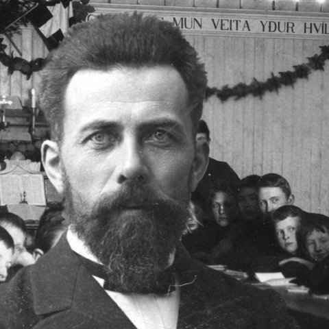 Drengir sem ólust upp í Reykjavík á þessum árum, áttu sér vin og andlegan leiðtoga í sr.Friðriki Friðrikssyni stofnanda KFUM.  Ólafur gerðist félagi í KFUM strax og hann hafði aldur til, 11 ára.  Mynd: Ólafur er annar frá hægri á myndinni.