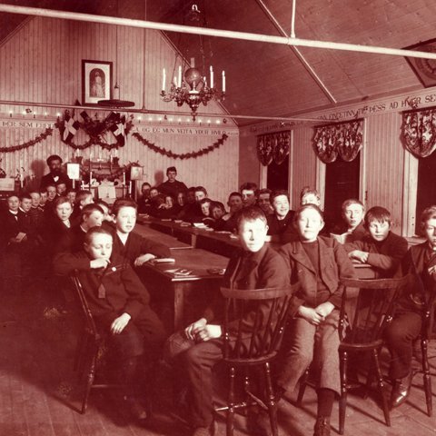 Samkomusalur KFUM var helsta – og í rauninni eina – félagsheimilið sem reykjavíkurdrengir áttu á fyrstu árum 20.aldar.  Sr. Friðrik átti einkar hægt með að ná til drengja; hann sagði þeim spennusögur og fléttaði saman fjölbreytilegu félagsstarfi, söng og kristilegri uppfræðslu til að leiða þá á Guðs vegi. Ólafi var alla tíð mjög hlýtt til sr. Friðriks.