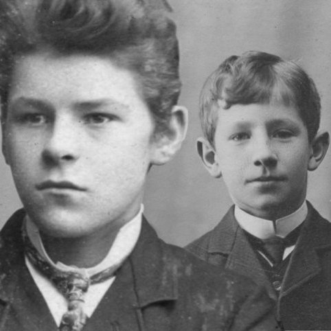 Annar vinur Ólafs og áhrifavaldur á þessum árum var Guðmundur Jónsson, bókhneigður menntaskólapiltur, fjórum árum eldri en hann. Þegar Ólafur varð 13 ára voru þeir saman í sveit hjá foreldrum Guðmundar vestur í Arnarfirði. Guðmundur tók sér ættarnafnið Kamban og varð helsta leikskáld Íslendinga á fyrri hluta 20.aldar. Vinátta þeirra Ólafs hélst fram á fullorðinsár og gaf Ólafur t.d. út fyrsta leikrit hans, Höddu Pöddu.  En endalok Guðmundar voru dapurleg því hann var myrtur í Kaupmannahöfn í lok síðari heimsstyrjaldarinnar. Mynd: Guðmundur Kamban og Ólafur um það leyti sem þeir voru í sveit saman.