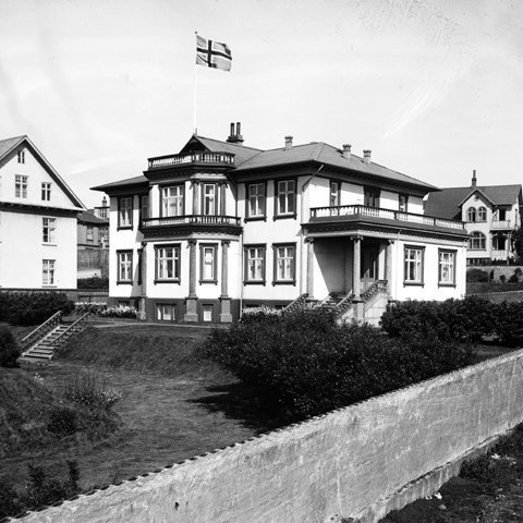 Á árunum 1907 og 1908 byggði Thor Jensen glæsilegt einbýlishús á stórri lóð við Tjörnina. Í ævisögu sinni segist honum svo frá: „Nú tók að nálgast 30 ára afmæli veru minnar á Íslandi, og ákvað ég að halda upp á það með því að leiða konu mína í ný húsakynni, sem ég teldi henni samboðin. Á fyrstu árum Godthaabsverslunarinnar hafði ég efnast svo vel, að ég taldi enga ástæðu til þess að skera neitt við nögl mér til þess að nýja húsið yrði vel úr garði gert.“