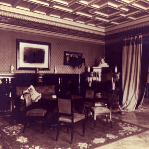 Ekkert var til sparað við húsbygginguna. Thor lét setja vatnslögn í húsið og raflýsingu og var hvort tveggja nýjung á Íslandi. Öll húsgögn voru fyrsta flokks og keypt af Thor milli viðskiptafunda í Danmörku. Fjölskyldan flutti inn í húsið í júní 1908 og mánuði síðar ól Margrét Þorbjörg tólfta og síðasta barn þeirra hjóna, Hilmar.