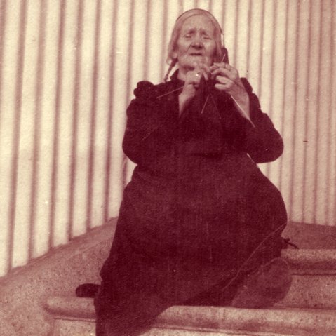 Fríkirkjuvegur 11 var síðasti áfangastaður móðurömmu Ólafs, Steinunnar Jónsdóttur, á langri vegferð hennar. Hún var fátæk ekkja þegar þau Margrét Þorbjörg og Thor gengu í hjónaband. Hún var heimilisföst hjá þeim upp frá því, gekk í öll störf innanstokks, sinnti börnunum og kenndi þeim öllum að lesa og draga til stafs.