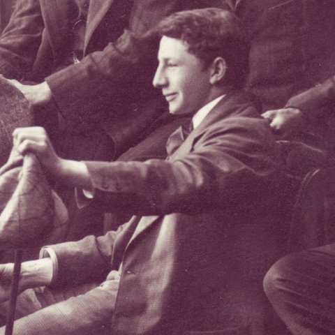 Ólafur var byrjaður í Menntaskólanum þegar fjölskyldan flutti í nýja húsið. Þeir Kjartan bróðir hans reyndu að stytta sér leið með því að taka tvo bekki saman, en báðir féllu. Áhugi Ólafs var annars staðar, hugurinn var allur við útgerðarumssvif föður hans, fiskverkun og aflabrögð. Mynd: Ólafur Jensen á Menntaskólaárunum.