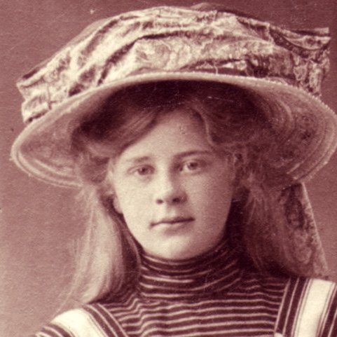 Dóttir skrifstofustjórans í Stjórnarráðinu, Ingibjörg Indriðadóttir, settist í Menntaskólann þegar Ólafur var í fjórða bekk. Kynni þeirra hófust þegar hann bauð henni á árlega skólaballið. Óli Jensen var lítill dansherra að mati Ingibjargar, en henni þótti hann kátur og skemmtilegur. Þegar hann bauð henni á skólaballið árið eftir, þáði hún boðið án þess að hugsa sig um.