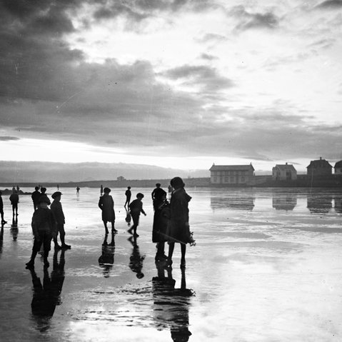 Í tilhugalífinu fóru Ingibjörg og Ólafur oft út að ganga. „Mér fannst við vera á eilífum spássértúrum“ sagði Ingibjörg. Á þessum gönguferðum talaði Ólafur gjarnan um útgerð – svo mikil ítök átti hún í honum.  Ingibjörg vandist því fljótt að taka þátt í þjóðmálaáhuga og athafnagleði Ólafs.