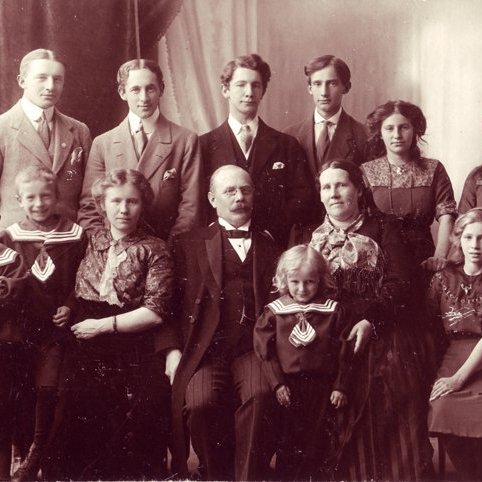 Elsti bróðirinn, Richard, varð raunar fyrstur til að taka sér Thorsnafnið og hinir bræðurnir fóru síðan að dæmi hans. Ástæðan fyrir nafnbreytingunni var ekki síst sú, að Thor Jensen hafði aldrei gengið undir Jensens nafninu á Íslandi. Hann var alltaf kallaður Thor og synir hans Thorsbræður. Mynd: Thor og Margrét Þorbjörg með börnum sínum  Í aftari röð frá v. : Richard, Kjartan Ólafur, Haukur, Kristín og Kristjana. Í fremri röð frá v. Lorentz, Thor, Camilla, Thor eldri, Hilmar, Margrét Þorbjörg, og Margrét yngri.