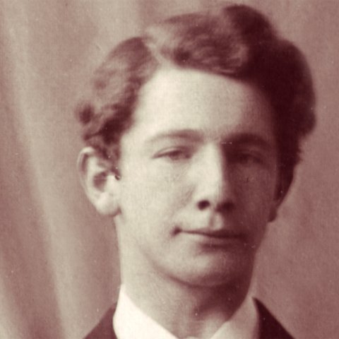 Ólafur Thors entist ekki lengi í lögfræðináminu í Kaupmannahöfn. Innan árs var hann kominn aftur heim á Fríkirkjuveginn og tekinn til starfa fyrir föður sinn við útgerðina. Athafnaþráin ólgaði í brjósti hans og verkefnin óþrjótandi framundan.