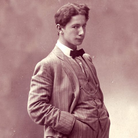 Ólafur Thors ólst upp í Reykjavík og gekk í Menntaskólann eins og bræður hans. En námið gekk skrykkjótt því hugurinn var allur við framkvæmdir og útgerð.