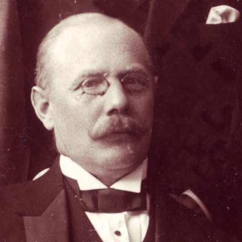 Ólafur varð stúdent 1912 og í mars sama ár stofnaði faðir hans útgerðarfélagið Kveldúlf ásamt fjórum elstu sonum sínum.