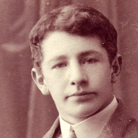 24 ára gamall blandaði Ólafur sér í pólitíska umræðu í fyrsta sinn. Samband Íslands og Danmerkur var þá brennidepli þjóðfélagsumræðunnar og skiptust menn í fylkingar. Ólafur var heitur aðskilnaðarsinni og gekk í félagsskap sem hét Sjálfsstjórn. Þar kynntist hann ýmsum sem síðar urðu áhrifamenn í stjórnmálum. Aðalmarkmið Sjálfsstjórnar var að ná sáttum milli mismunandi fylkinga og hafa áhrif á inntak hinna svokölluðu Sambandslaga sem gengu í gildi 1918.