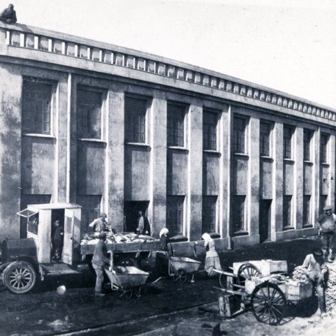 Fljótlega fjölgaði togurunum og umsvif öll uxu hratt. Höfuðstöðvar Kveldúlfs voru reistar við Skúlagötu árið 1914.  Þar  voru geymslur fyrir veiðarfæri, kol, salt, aðrar vistir fyrir skipin; þvotta- og þurrkhús fyrir fisk, og gríðarmikið geymslupláss fyrir verkaðan fisk. Skrifstofur félagsins voru á neðri hæð byggingarinnar. Mynd: Kveldúlfshúsið við Skúlagötu var rifið á áttunda áratug 20. aldar.