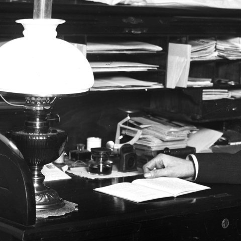 Það þarf ekki að koma á óvart að mikið var leitað til Thors og sona hans um fjárhagsaðstoð eða einhvers konar fyrirgreiðslu. Ólafur var maður mjög greiðvikinn, svo mjög að árið 1922 sá Landsbankinn ástæðu til að taka saman þær persónulegu ábyrgðir sem hann hafði undirgengist fyrir aðra. Reyndust þær nema 400 þúsundum, eða 25 földum árslaunum hans, og þurfti Ólafur þá að fara að athuga sinn gang.