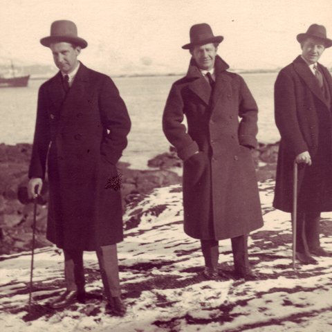 Elstu Thorsbræðurnir sinntu hver sínum verkefnum fyrir Kveldúlf á þriðja áratugnum, enda fyrirtækið umsvifamikið bæði heima og erlendis. Ólafur deildi skrifstofu með Richard, sem sinnti fjármálum, og var andlit félagsins út á við og málsvari þess. Mynd: Thorsbræður á stakkstæðinu: Haukur, Ólafur og Richard.