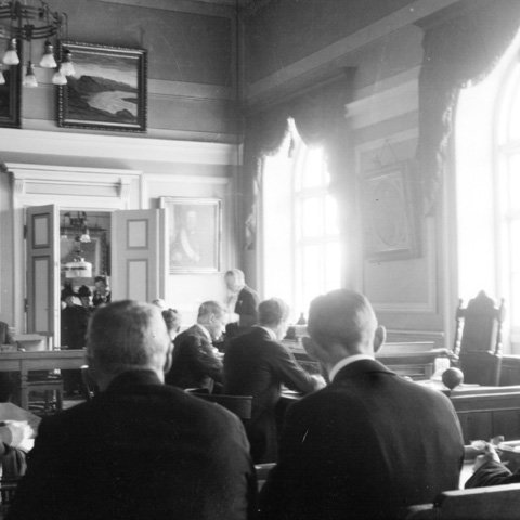 Þingmannsferill Ólafs hófst þegar hann var kjörinn á þing fyrir Íhaldsflokkinn í aukakosningum 1926. Þremur árum síðar var Sjálfstæðisflokkurinn stofnaður með samruna Íhaldsflokksins og Frjálslynda flokksins. Jón Þorláksson var kjörinn fyrsti formaður hins nýja flokks. Mynd: Í þingsal um 1926.