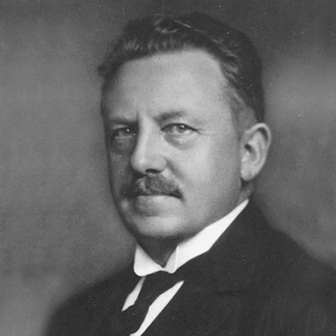 Ólafur hafði mjög miklar mætur á Jóni og fannst hann vera óvenjulegur maður hvað varðaði skarpa greind, heila lund og heiðarleika. Ólafur fannst flokkur sinn vera steinrunnið íhald þegar hann kynntist honum fyrst, en þróast til aukins frjálslyndis og víðsýni undir forystu Jóns. Mynd: Jón Þorláksson, fyrsti formaður Sjálfstæðisflokksins.