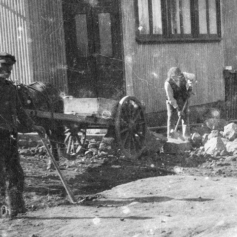 Ólafur tók við formennsku í  Sjálfstæðisflokknum árið 1934, þegar heimskreppan var í algleymingi. Hún hafði m.a. í för með sér gríðarlegt verðfall á fiski og öðrum afurðum landsmanna. Útgerðarfyrirtækin komust ekki hjá því að safna skuldum í bönkum. Mörg þeirra urðu gjaldþrota og atvinnuleysi jókst stöðugt. Mynd: Gatnagerðarframkvæmdir á Hverfisgötu í kreppunni.