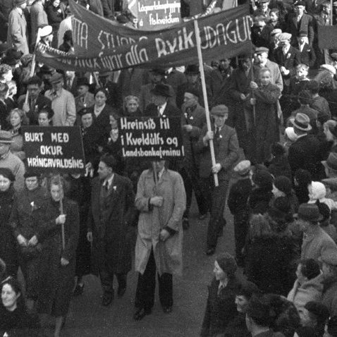 Þátttaka Ólafs í stjórnmálum setti Kveldúlf í enn viðkvæmari stöðu en ella hefði verið. Andstæðingar hans færðu sér þetta í nyt með mjög óvægnum árásum á Kveldúlf og Thorsbræður og kröfum um þjóðnýtingu Kveldúlfs og togaraútgerðarinnar allrar. Mynd: Mótmælaganga á leið niður Bankastræti 1936.