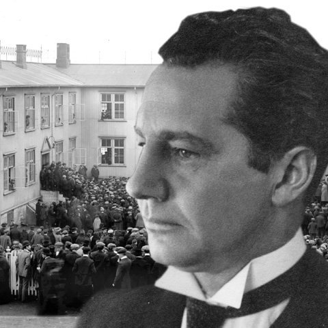 Í maí 1936 boðuðu verkalýðsfélögin til útifundar í portinu á Miðbæjarskólanum þar sem átti að ræða „atvinnumálin og stöðvun Kveldúlfstogaranna“. Ólafi var boðið að mæta á fundinn og þekktist það boð. Þarna var um líf eða dauða Kveldúlfs að tefla.