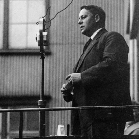 Ólafur var einn á móti nærri tugi ræðumanna Alþýðuflokksins og verkalýðshreyfingarinnar.  Næsta dag sagði Alþýðublaðið að hann hefði flutt „þá ósvífnustu og óþverralegustu ræðu sem nokkru sinni hefur verið flutt á fundi  hér í Reykjavík“. En það duldist engum hver fór með sigur af hólmi í þessari viðureign. Mynd:  Héðinn Valdimarsson einn forystumanna Alþýðuflokksins var meðal ræðumanna í Barnaskólaportinu.