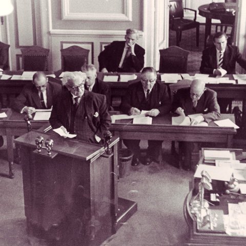 Árið 1942 varð Ólafur forsætisráðherra í minnihlutastjórn Sjálfstæðisflokksins. Þá hafði Ísland verið hersetið í tvö ár, fyrst af Bretum og síðan Bandaríkjamönnum. Eitt megin stefnumál nýju stjórnarinnar var að slíta sambandinu við Dani tafarlaust og stofna sjálfstætt íslenskt lýðveldi.