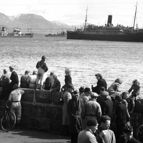 Þessar fyrirætlanir náðu ekki fram að ganga því Bretar og Bandaríkjamenn kröfðust þess að farið yrði í einu og öllu eftir uppsagnarákvæðum Sambandslagasamningsins frá 1918. Því varð að bíða með sambandsslitin til 1944, þegar Ísland gat einhliða lýst yfir sjálfstæði samkvæmt ákvæðum samningsins. Mynd:  Forvitnir Reykvíkingar fylgjast með komu flutningaskipa bandaríska hersins 7. júní 1941, er bandarískt setulið tók við af því breska.