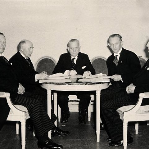 Þessi ríkisstjórn Ólafs Thors varð ekki langlíf. Þegar hún sagði af sér í desember 1942 reyndust þingflokkarnir ófærir um að mynda ríkisstjórn. Sveinn Björnsson ríkisstjóri greip þá til þess ráðs, að leita út fyrir þingið og skipa ríkisstjórn völdum embættis- og lögmönnum.  Ólafi sveið það mjög og taldi það hættulegt þingræðinu að þingið gæti ekki náð samkomulagi um myndun ríkisstjórnar. Mynd:  Utanþingsstjórnin ásamt ríkisstjóra. Frá vinstri: Björn Ólafsson, Björn Þórðarson, Sveinn Björnsson ríkisstjóri, Vilhjálmur Þór og Einar Arnórsson.