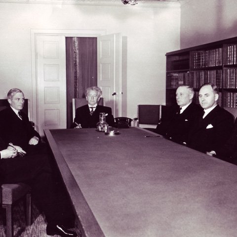 Í kjölfar lýðveldisstofnunarinnar greip Ólafur Thors til úrræðis sem var bæði óvænt og mörgum flokksmanna hans óásættanlegt: Hann myndaði ríkisstjórn með Alþýðuflokknum og Sósíalistaflokknum, Nýsköpunarstjórnina svokölluðu. Mynd: Nýsköpunarstjórnin. Frá vinstri: Emil Jónsson, Brynjólfur Bjarnason, Ólafur Thors, Pétur Magnússon, Finnur Jónsson og Áki Jakobsson.