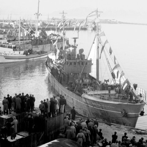 Miklar gjaldeyrisinnstæður höfðu safnast á stríðsárunum. Nýsköpunarstjórnin beitti sér fyrir stórhuga uppbyggingu atvinnutækja til lands og sjávar.  Á hennar vegum voru pantaðir 30 togarar, bátaflotinn endurnýjaður, síldarverksmiðjur byggðar og frystihúsum komið á fót um land allt, og lögð drög að vélvæðingu landbúnaðarins. Mynd: Koma fyrsta nýsköpunartogarans.