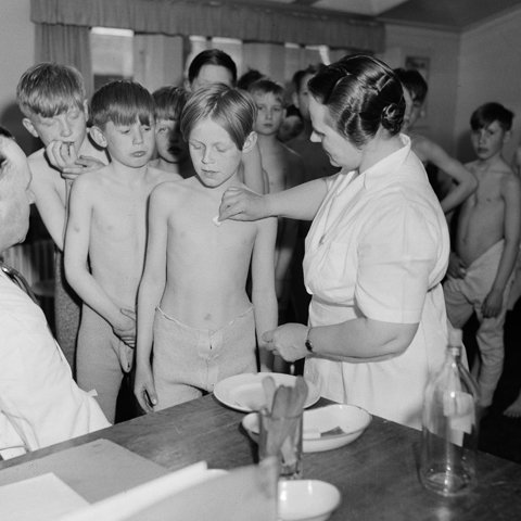 Nútímalegt kerfi almannatrygginga var lögfest og menntakerfinu bylt þannig að mun stærri hluti þjóðarinnar fékk aðgang að framhaldsmenntun en verið hafði.  Nýsköpunarstjórnin var mjög vinsæl og fylgi við hana jókst í kosningunum 1946. Mynd: Drengir berklaprófaðir.