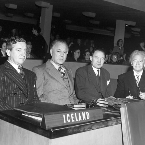 Málefni Palestínu voru eitt helsta úrlausnarefni Allsherjarþingsins 1947. Thor, yngri bróðir Ólafs, var framsögumaður þeirrar nefndar Allsherjarþingsins sem gerði tillögu um stofnun gyðinga- og arabaríkis í Palestínu 1947. Þetta var mikilvægasta ræðan sem Thor flutti á sínum ferli og hefur eflaust snortið Ólaf bróður hans að vera meðal áheyrenda í salnum. Mynd: Thor Thors, Ásgeir Ásgeirsson, Hermann Jónasson og Ólafur Thors á Allsherjarþingi Sameinuðu þjóðanna 1947.