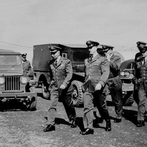 En nú var farið að bresta í stoðum Nýsköpunarstjórnarinnar vegna veru hersins. Þegar Bandaríkjamenn leystu Breta af hólmi árið 1941, hétu þeir því að flytja her sinn brott strax að stríði loknu. En þegar til kom fóru þeir fram á þrjár herstöðvar til langs tíma. Ólafur féllst ekki á það. Mynd: Yfirmenn í bandaríska hernum á ferð á Reykjavíkurflugvelli 1951.